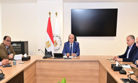 الري تُطهر نهر النيل أمام مآخذ محطات الرفع العائمة بأسوان