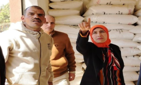 د.رحاب عبدالله تتابع انتظام صرف الأسمدة في الجمعيات الزراعية 