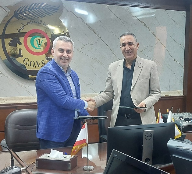مصر ولبنان يوقعان بروتوكولًا صحيًا لاستيراد الأبقار الحية المعدة للذبح وإعادة التصدير     وقعت الهيئة العامة للخدمات البيطرية بوزارة الزراعة واستصلاح الأراضي، مع ادارة الثروة الحيوانية بوزارة الزراعة اللبنانية بروتوكول تعاون  مشترك لاستيراد الأبقار الحية المعدة للذبح، وإعادة تصديرها لحوم من مصر إلى لبنان، بما يواكب المعايير الدولية ويعزز الشراكة في مجال الثروة الحيوانية والأمن الغذائي.   يأتي ذلك في إطار العلاقات الأخوية التاريخية والتعاون المستمر بين جمهورية مصر العربية والجمهورية اللبنانية الشقيقة، وتوجيهات علاء فاروق وزير الزراعة واستصلاح الأراضي، بتعزيز سبل التعاون المشترك، وتقديم كافة أشكال الدعم، بما يساهم في تحقيق التنمية الشاملة في المنطقة وتعزيز الأمن الغذائي.  وقع على البروتوكول الدكتور حامد موسى الأُقنُص، رئيس مجلس إدارة الهيئة العامة للخدمات البيطرية، والدكتور إلياس إبراهيم، مدير الثروة الحيوانية بوزارة الزراعة اللبنانية، وذلك بحضور اللواء محسن عزوز، رئيس مجلس إدارة شركة مدينة اللقاحات ، واللواء أشرف حمودة، رئيس مجلس إدارة الشركة الوطنية للإنتاج الحيواني.   وفقا البروتوكول يتم تنظيم وتسهيل التبادل التجاري للماشية الحية، وضمان خلو الأبقار من الأمراض الوبائية والمعدية، وتعزيز إجراءات الفحص البيطري والحجر الصحي قبل التصدير، بما يدعم الأمن الغذائي من مصادر موثوقة وآمنة ويفتح آفاقًا جديدة لصادرات مصر من الثروة الحيوانية.  ويشمل الإطار الفني للبروتوكول إجراء فحص إكلينيكي ومعملي شامل لكل رأس ماشية، واحتجازها في محاجر بيطرية مصرية معتمدة لمدة لا تقل عن 21 يومًا، مع إصدار شهادات صحية بيطرية رسمية ومعتمدة، وتنسيق عملية النقل وفقًا لمعايير الرفق بالحيوان.  وقال رئيس الهيئة أنه من المتوقع أن يسهم هذا التعاون في زيادة صادرات مصر من الثروة الحيوانية إلى الأسواق الخارجية، ودعم الاقتصاد الوطني من خلال عوائد التصدير، وتعزيز التعاون الفني والاقتصادي بين القاهرة وبيروت، فضلًا عن المساهمة في استقرار سوق الأبقار الحية  وتحقيق الأمن الغذائي.  وأشاد الجانبان بهذا التعاون المثمر، مؤكدين أن البروتوكول يعكس الثقة المتبادلة في كفاءة وقدرة الأجهزة البيطرية في كلا البلدين، ويمثل نقلة نوعية في مستوى التنسيق الفني بين مصر ولبنان في قطاع حيوي واستراتيجي. كما أكد الدكتور حامد موسى الأُقنُص أن هذا البروتوكول يعد إنجازًا جديدًا يُضاف إلى سجل النجاحات التي تحققها مصر في مجال الرقابة البيطرية، ويعكس التزام الدولة بالمعايير الدولية في صحة الحيوان وسلامة الغذاء.