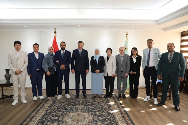 وزير الزراعة يبحث مع وفد صيني إنشاء مصنع متطور للمبيدات 