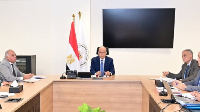 سويلم يبحث آليات تشغيل محطات الرفع بنطاق المشروعات القومية