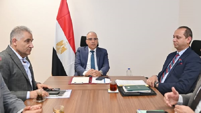 وزير الري يتابع أعمال إزالة الحشائش وورد النيل