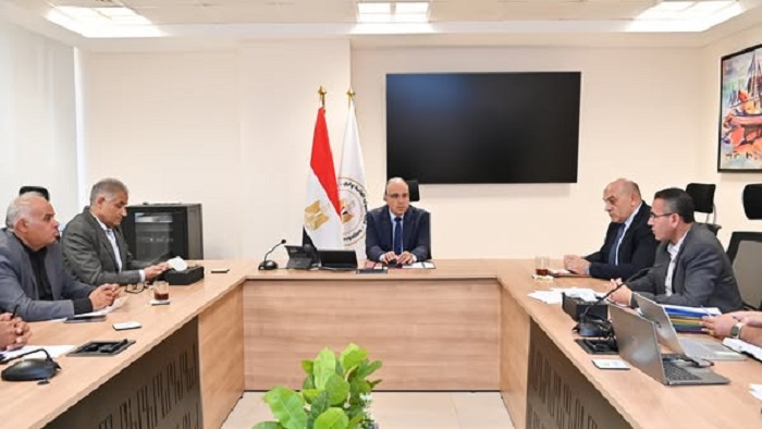 سويلم يتابع استخدام الري الحديث بالأراضي الرملية