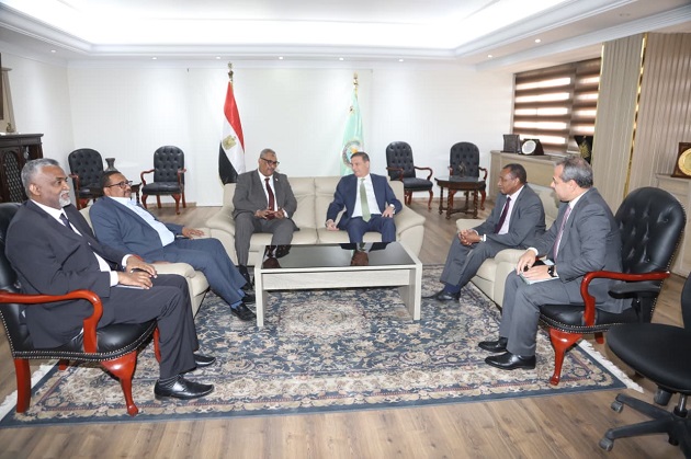  وزير الزراعة يبحث التكامل الزراعي مع نظيره السوداني