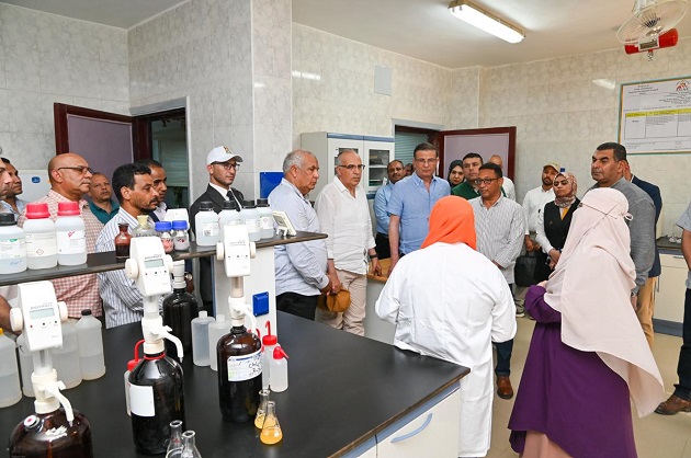 وزيرا الزراعة والري يتفقدان معمل المياه الجوفية بالوادى الجديد