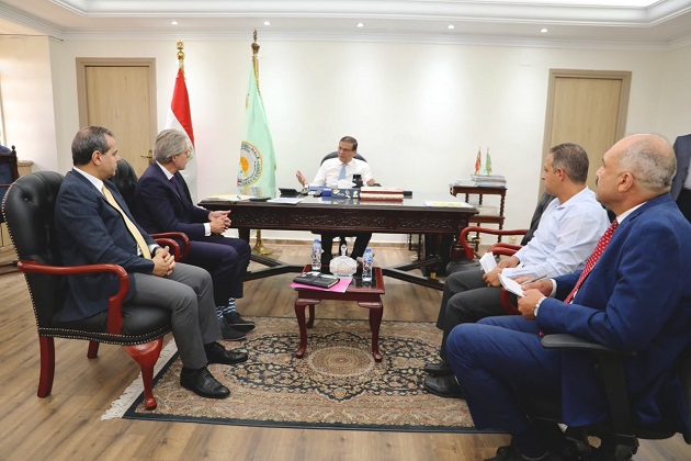 وزير الزراعة يبحث مع المستشار الزراعي الهولندي تطوير التعاون