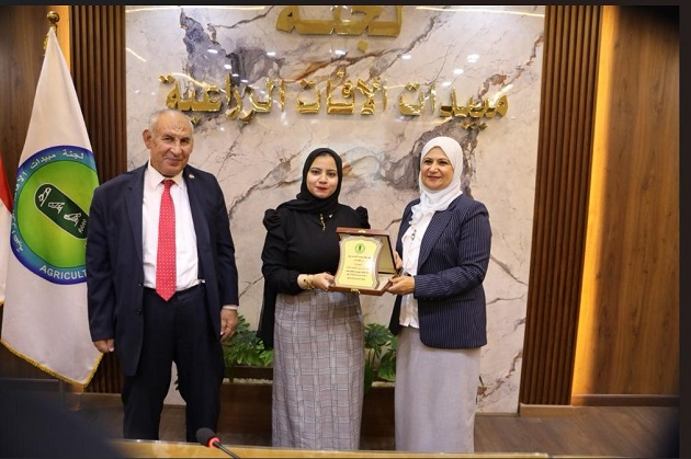 لجنة المبيدات تكرم مهندسة شابة لريادتها في إنتاج الأعداء الح