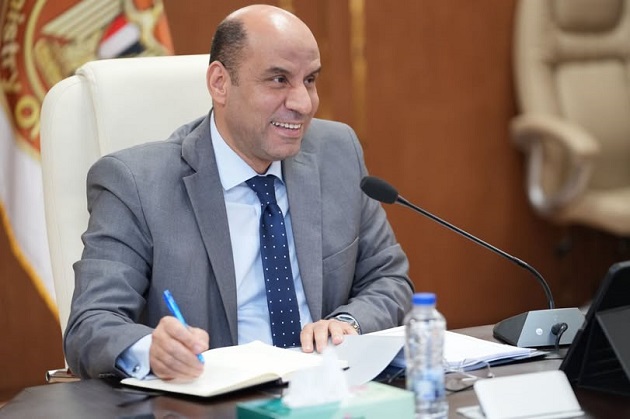 العمل: الخميس المقبل إجازة مدفوعة الأجر للعاملين بالقطاع الخ