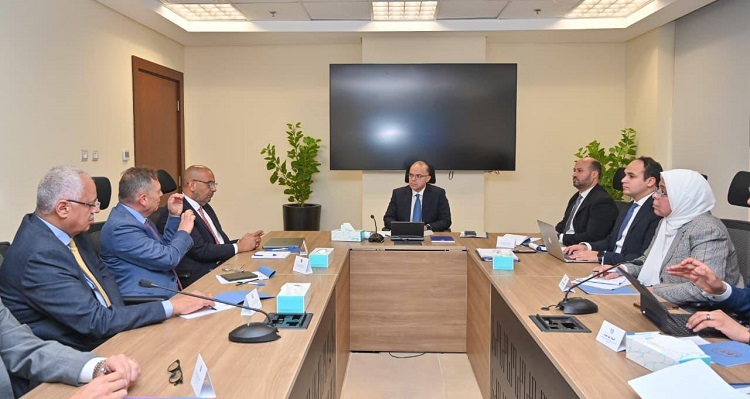  وزير الاستثمار يبحث مع مسئولي شركات السكر لبحث وضع السوق