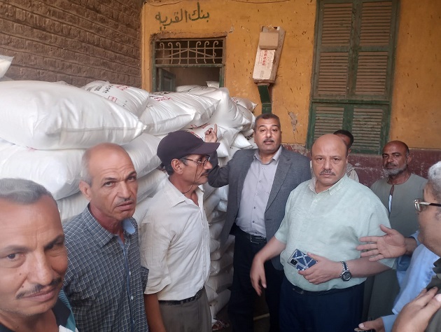 المهندس أسعد منادي يتابع صرف الأسمدة للمواطنين بأسيوط