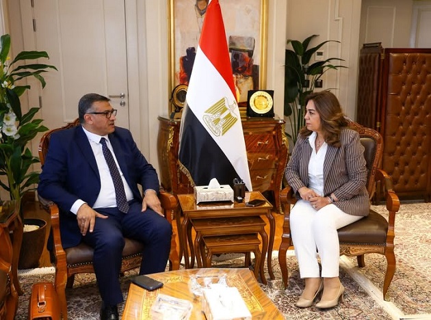 وزيرة التنمية المحلية تتابع مع محافظ قنا موقف تنفيذ المشروعا