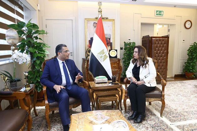 وزيرة التنمية المحلية تتابع مع محافظ البحر الأحمر موقف منظومة المخلفات الصلبة 