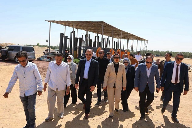 رئيس هيئة تنمية الصعيد ومحافظ الوادي الجديد يتفقدان مصنع تدوير المخلفات الزراعية 